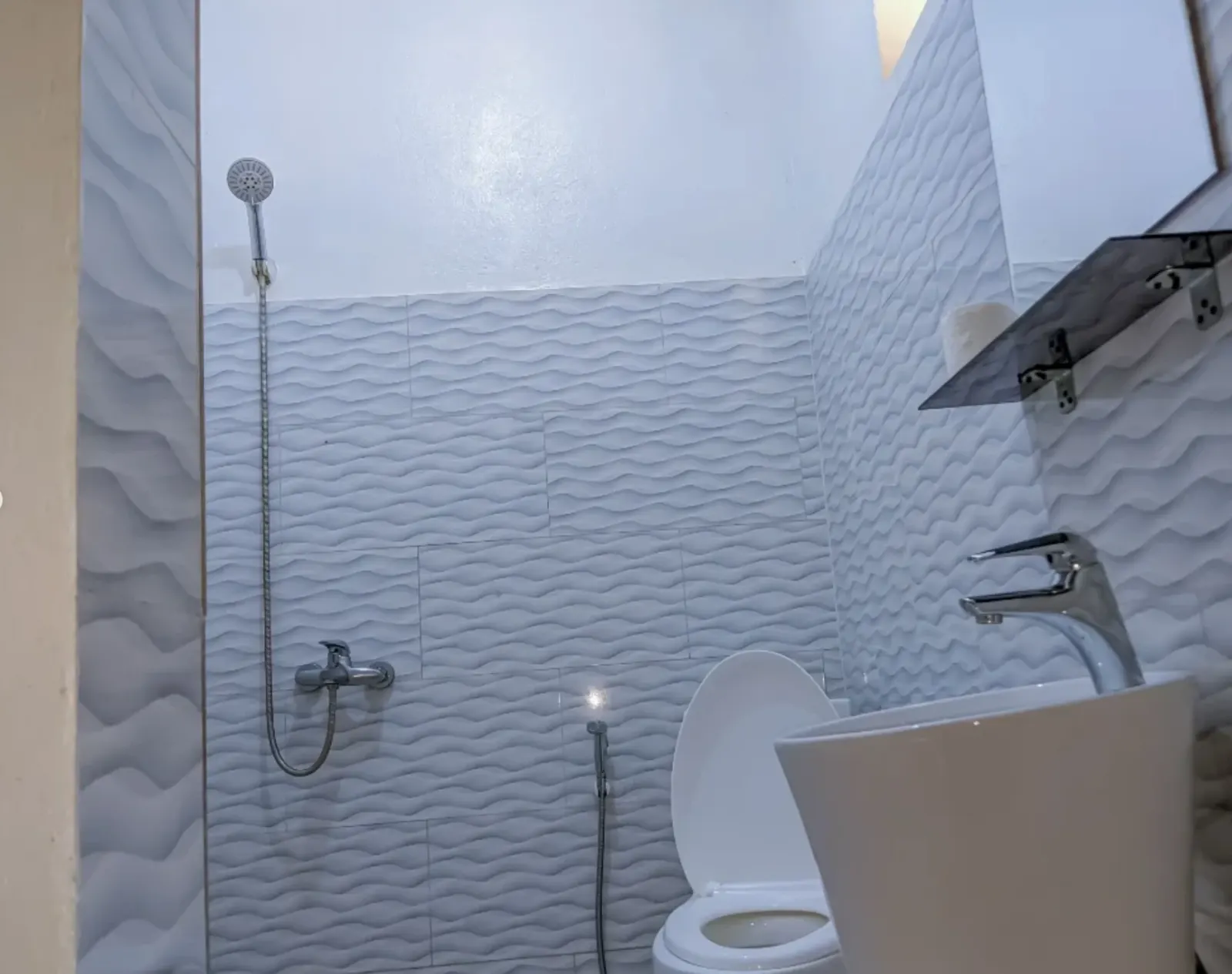 A bathroom, tiled floor to shoulder